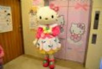 20111127 Hello Kitty爬行比賽!