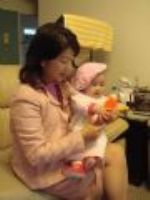 20080217 奶奶姑姑給紅包壽桃