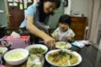 20111119 奶奶煮麵給我們吃^^