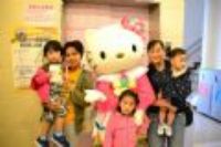 20111127 Hello Kitty爬行比賽!