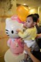 20111127 Hello Kitty爬行比賽!